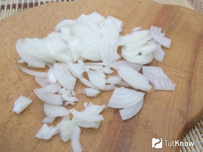 Лук нашинкован полукольцами
