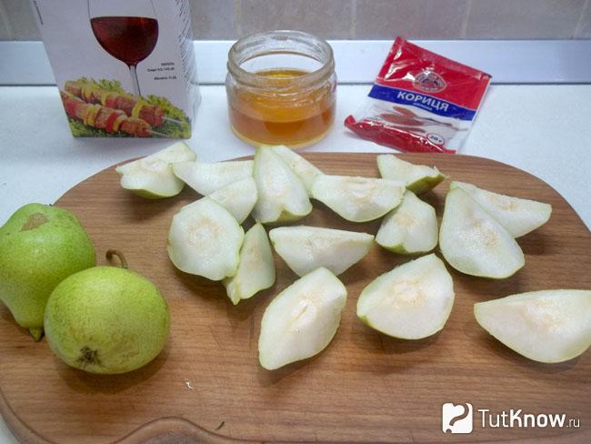 Груши нарезаны дольками