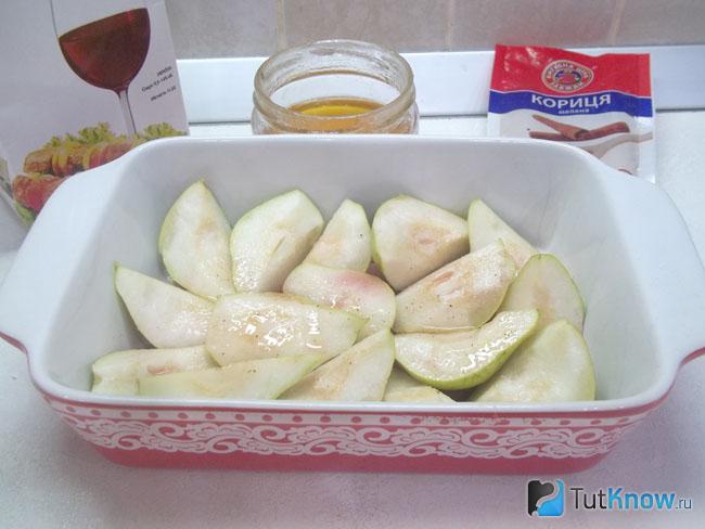 Груши залиты соусом