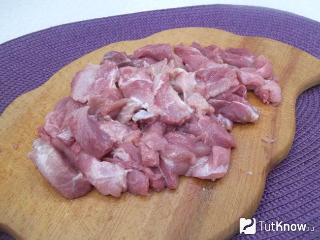 Мясо нарезано кусочками
