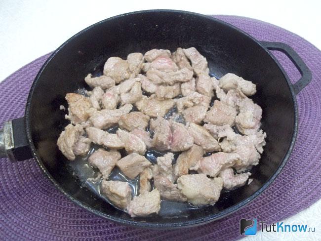 Мясо жарится в сковороде на масле