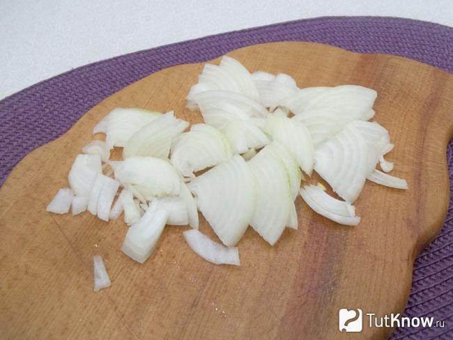 Репчатый лук нашинкован полукольцами