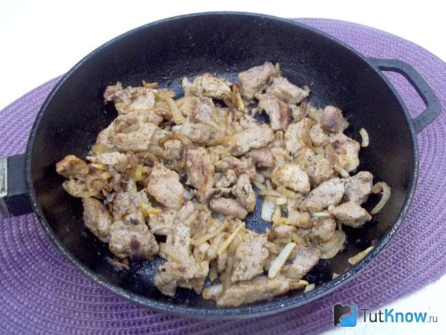 Мясо с луком обжарены до золотистости