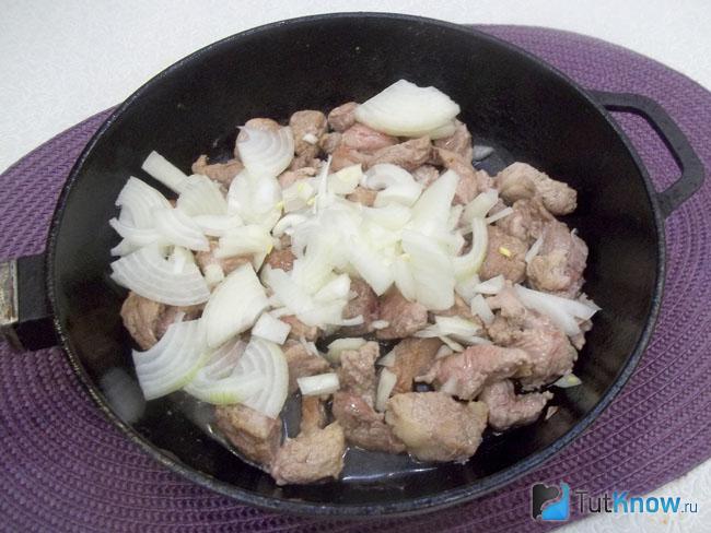К мясу в сковороду добавлен лук