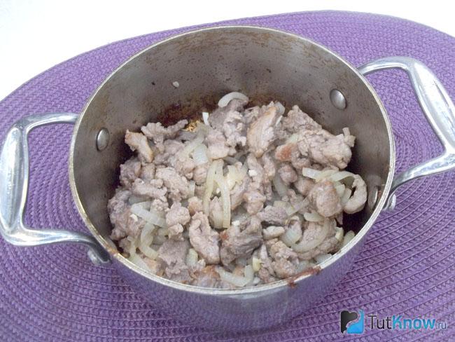 Мясо с луком обжарено