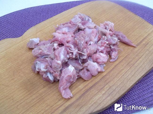 Мясо нарезано кусочками