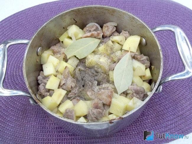К мясу добавлена картошка и все пряности