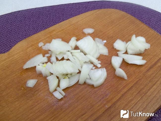 Лук нашинкован полукольцами