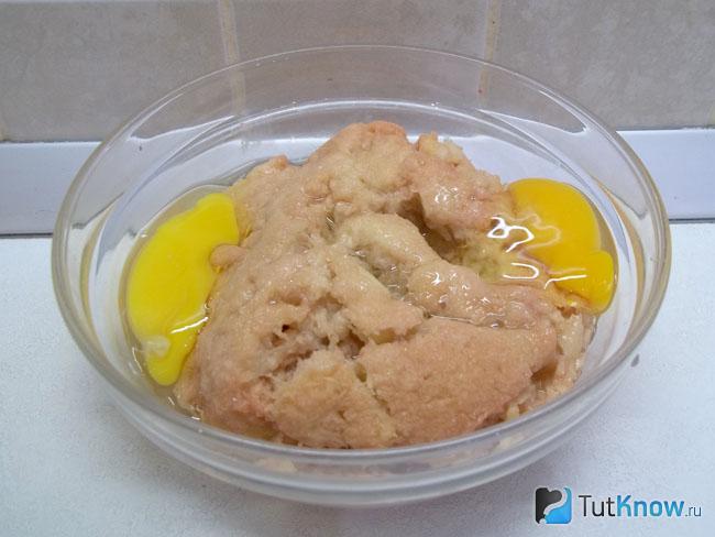 Картофельная масса переложена в миску и добавлены яйца