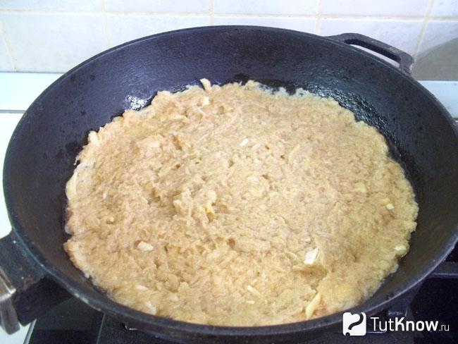 Картофельное тесто выложено в сковороду