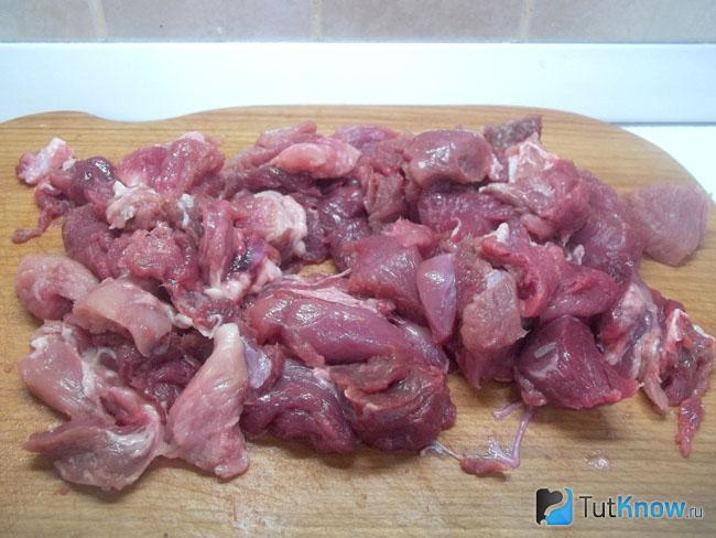 Мясо нарезано кусочками