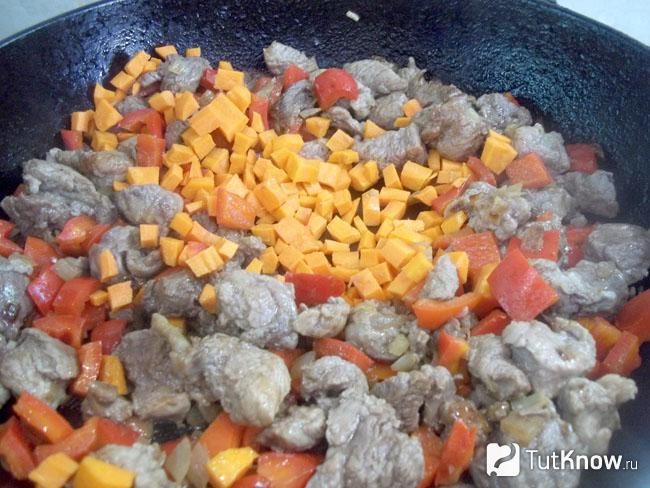 К продуктам в сковороду добавлена морковь