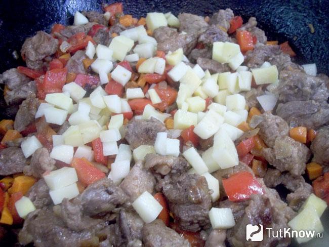 К продуктам в сковороду добавлен картофель