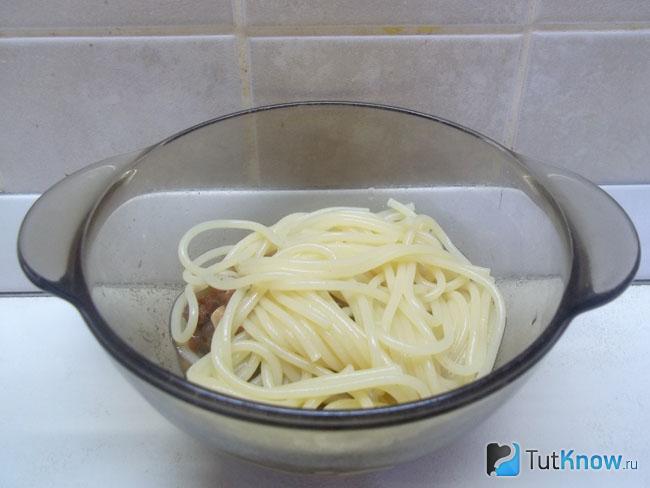В тарелку добавлены макароны и снова овощи с мясом