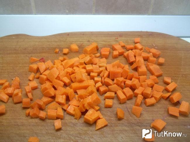 Морковь нарезана кубиками