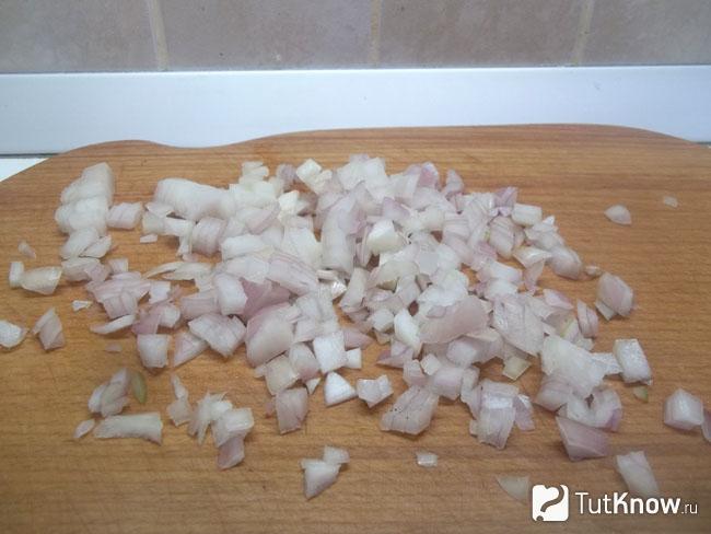 Репчатый лук нарезан кубиками