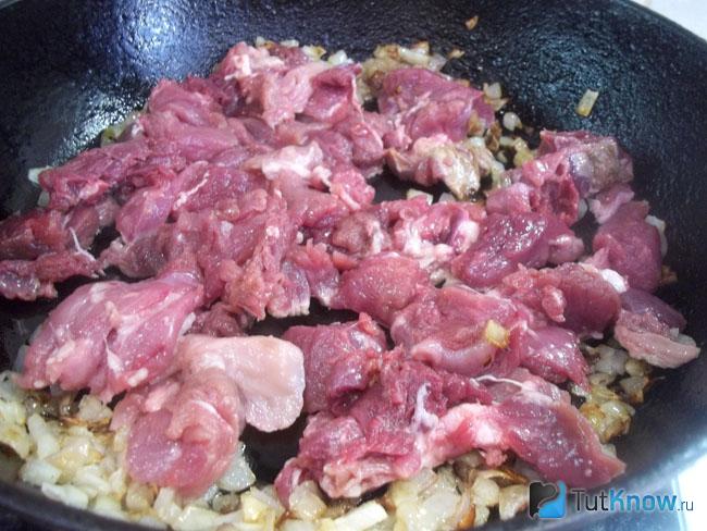 К луку добавлено мясо