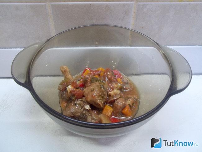 В тарелку для сервировки выложено тушеное мясо с овощами