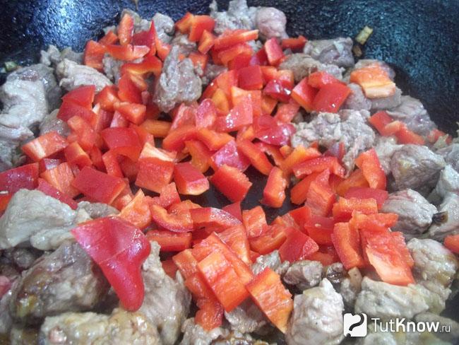 К мясу добавлен перец