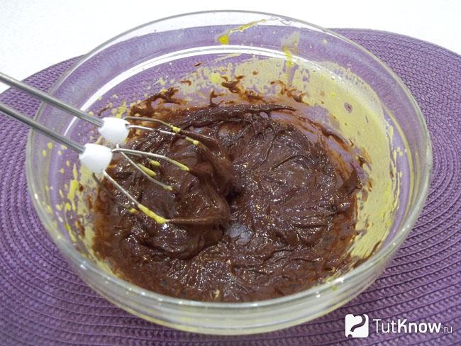 Яйца с шоколад перемешаны миксером