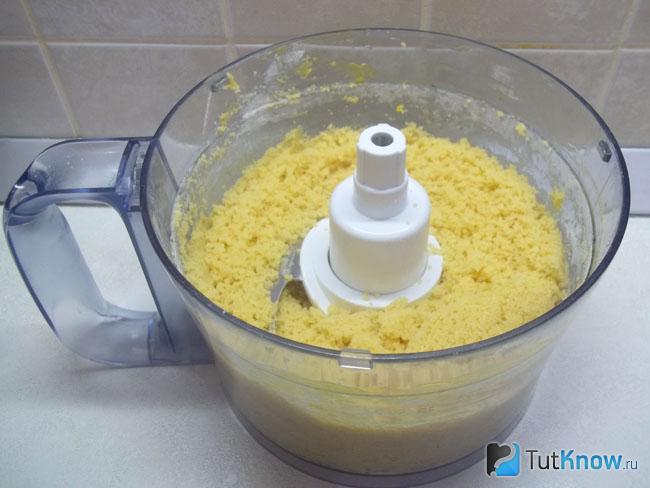 Замешена мучная крошка