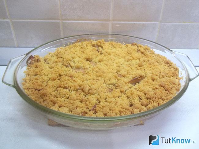 Готовый песочный пирог с яблоками