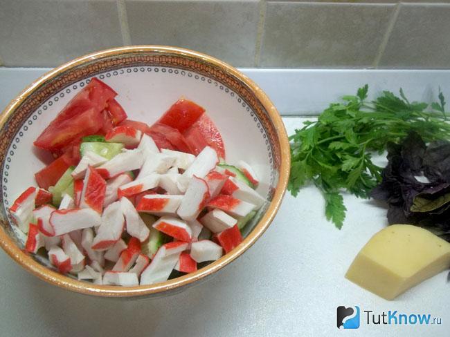Крабовые палочки нарезаны кубиками