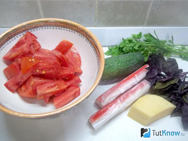 Помидоры нарезаны дольками