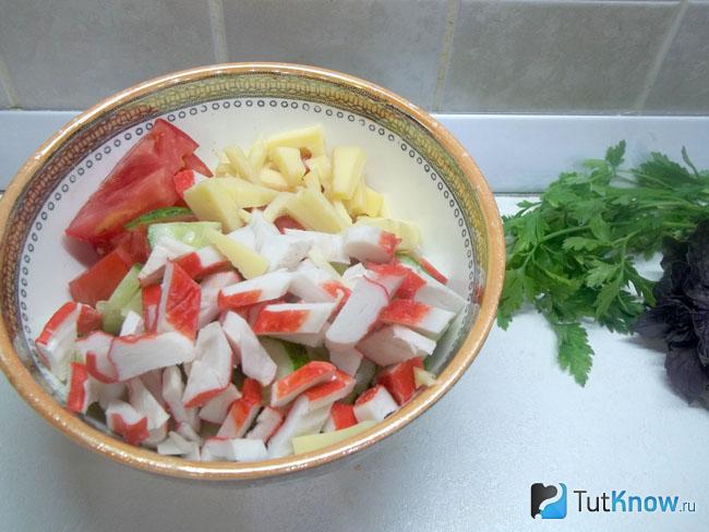 Сыр нарезан кубиками