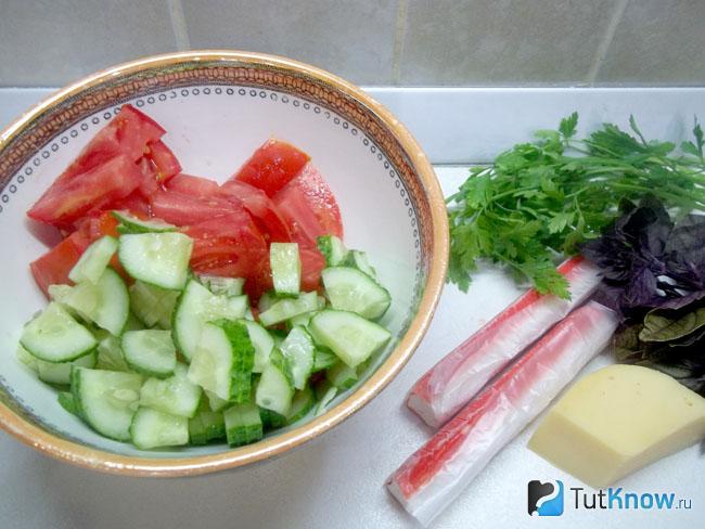 Огурцы нарезаны полукольцами
