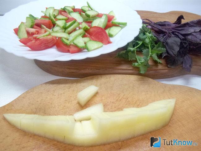 Дыня нарезана дольками