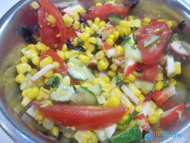 Готовый салат с кукурузой и крабовыми палочками