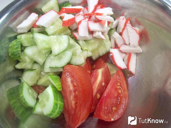 Крабовые палочки нарезаны кубиками