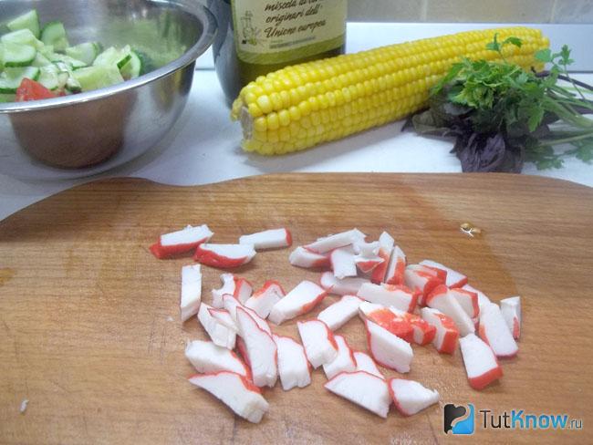 Крабовые палочки нарезаны кубиками