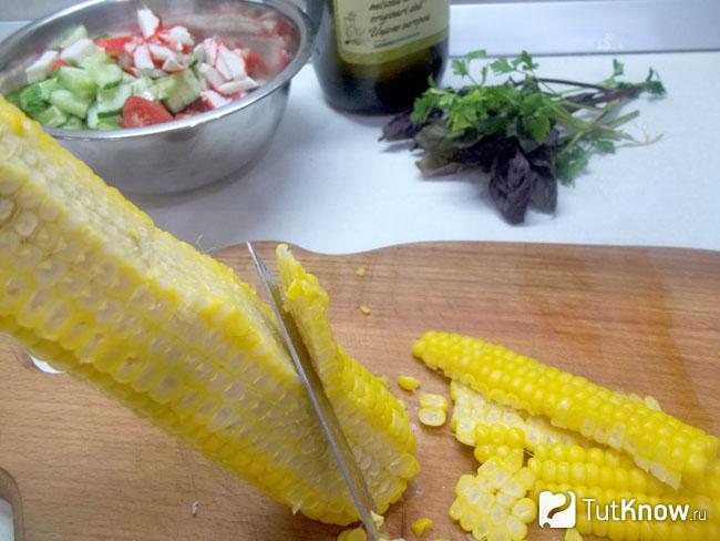 С отваренной кукурузы срезаны зерна