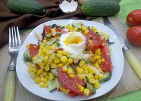 Салат с кукурузой, крабовыми палочками, помидорами и яйцом-пашот
