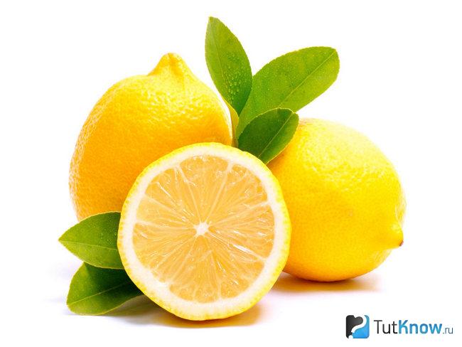 Три лимона на белом фоне