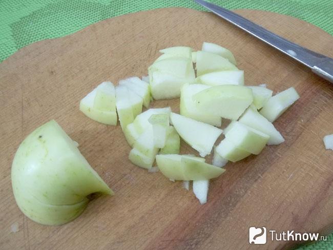 Яблоко нарезано дольками
