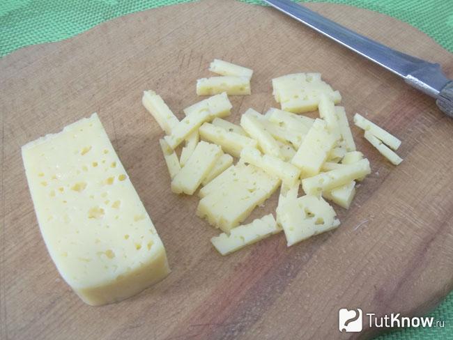 Сыр нарезан кубиками