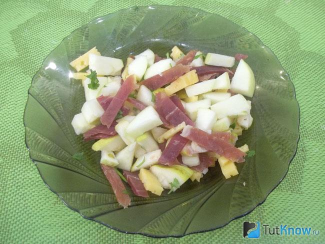 Готовый салат с хамоном, сыром и яблоками