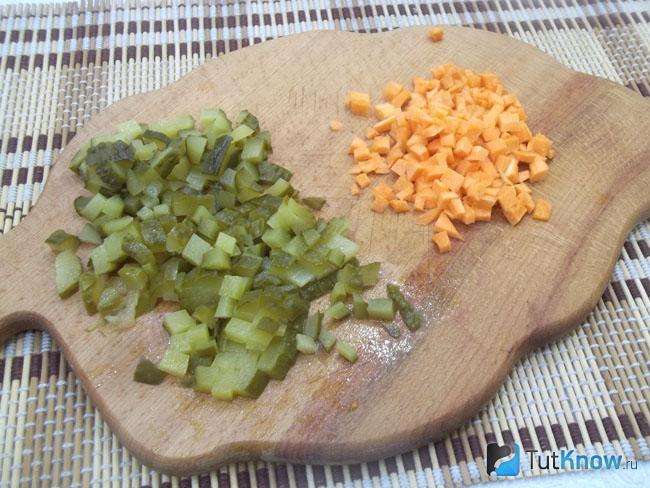 Морковь и огурцы нарезаны кубикаби