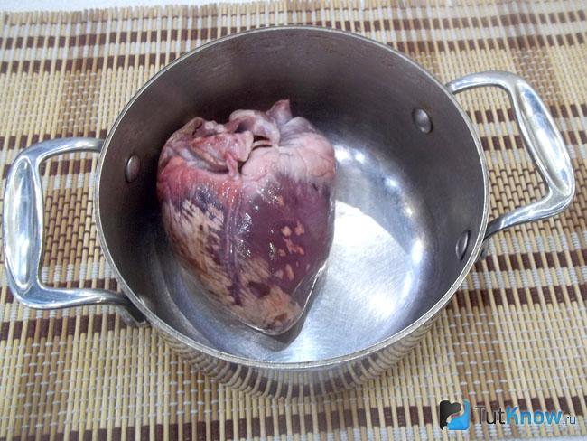 Свиное сердце варится в кастрюле