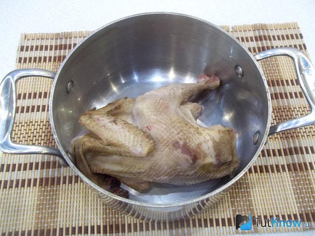 Курица варится в кастрюле