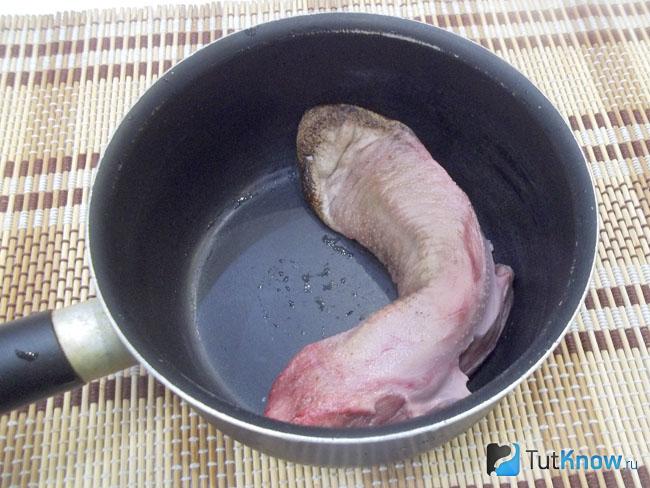 Свиной язык варится в кастрюле