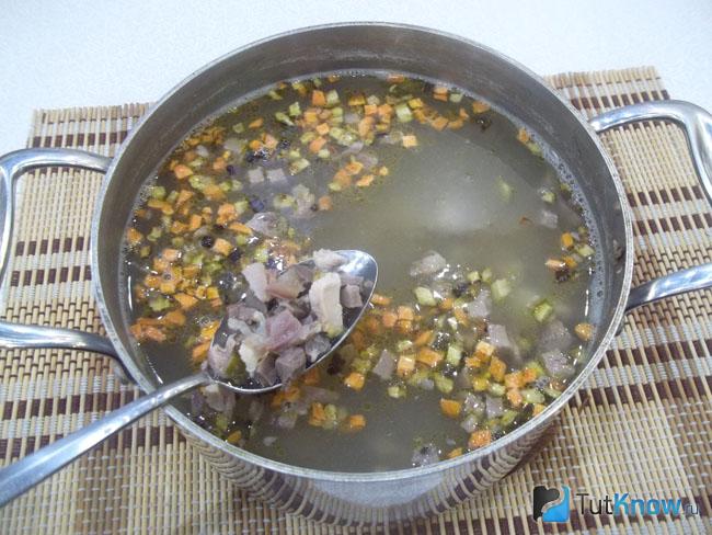 Морковь, огурцы и мясо отправлены в кастрюлю с бульоном