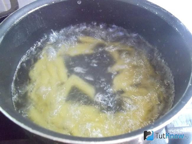 Макароны варятся