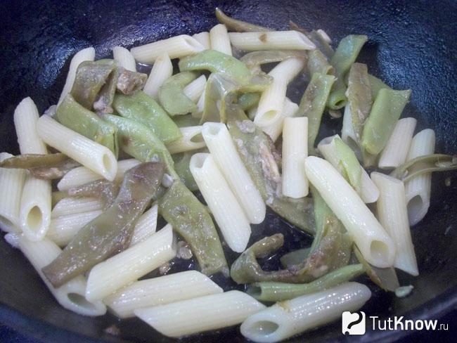 Макароны жарятся со спаржей