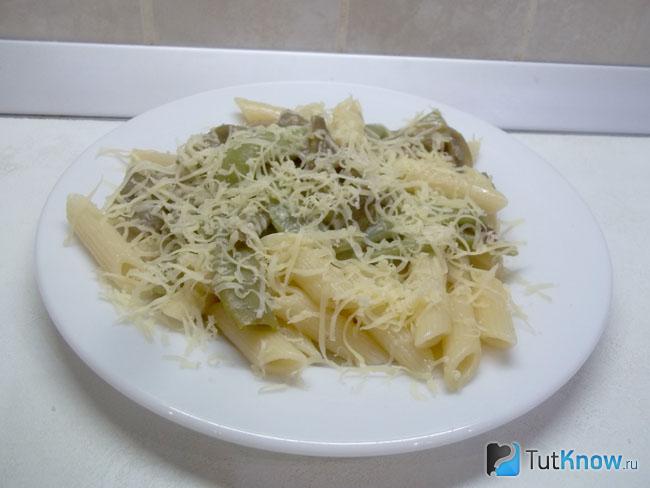 Готовые макароны со спаржей и сыром