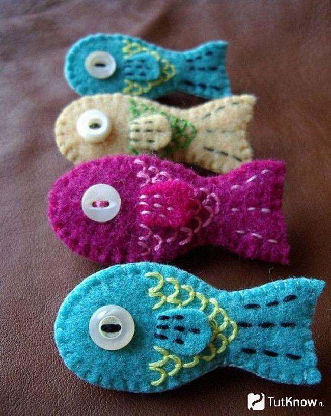 Четыре игрушечные рыбки для кота