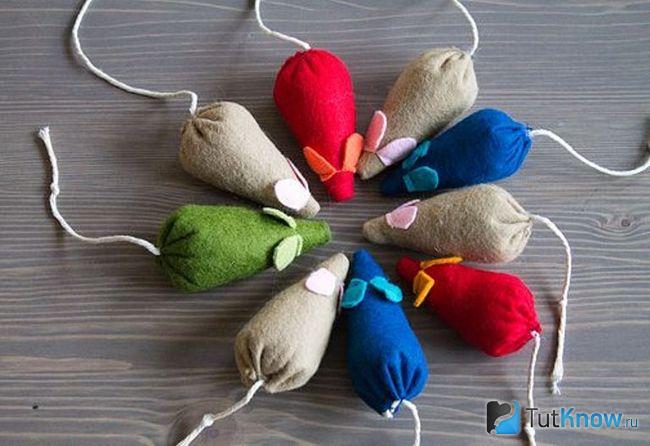 Мягкие игрушечные мышки разного цвета